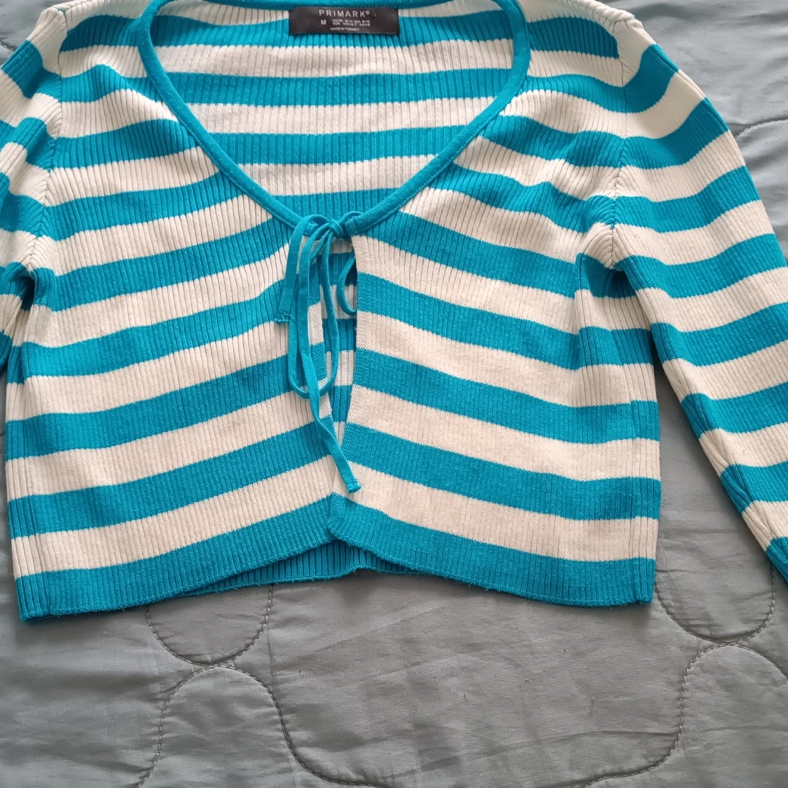 Vit kofta med blåa ränder - 90