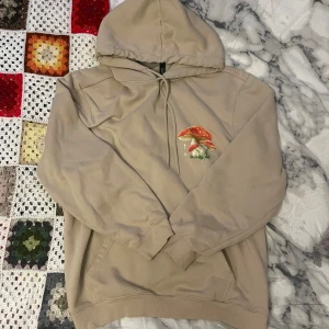 Mysig hoodie🫶🏻 - Så varm o mysig hoodie som är perfekt nu till dom kalla höst dagarna som börjar närma sig🫶🏻 mjuk insida, tyget är i bomull! Skriv priv för fler bilder eller om du har frågor, köp nu går bra!❤️