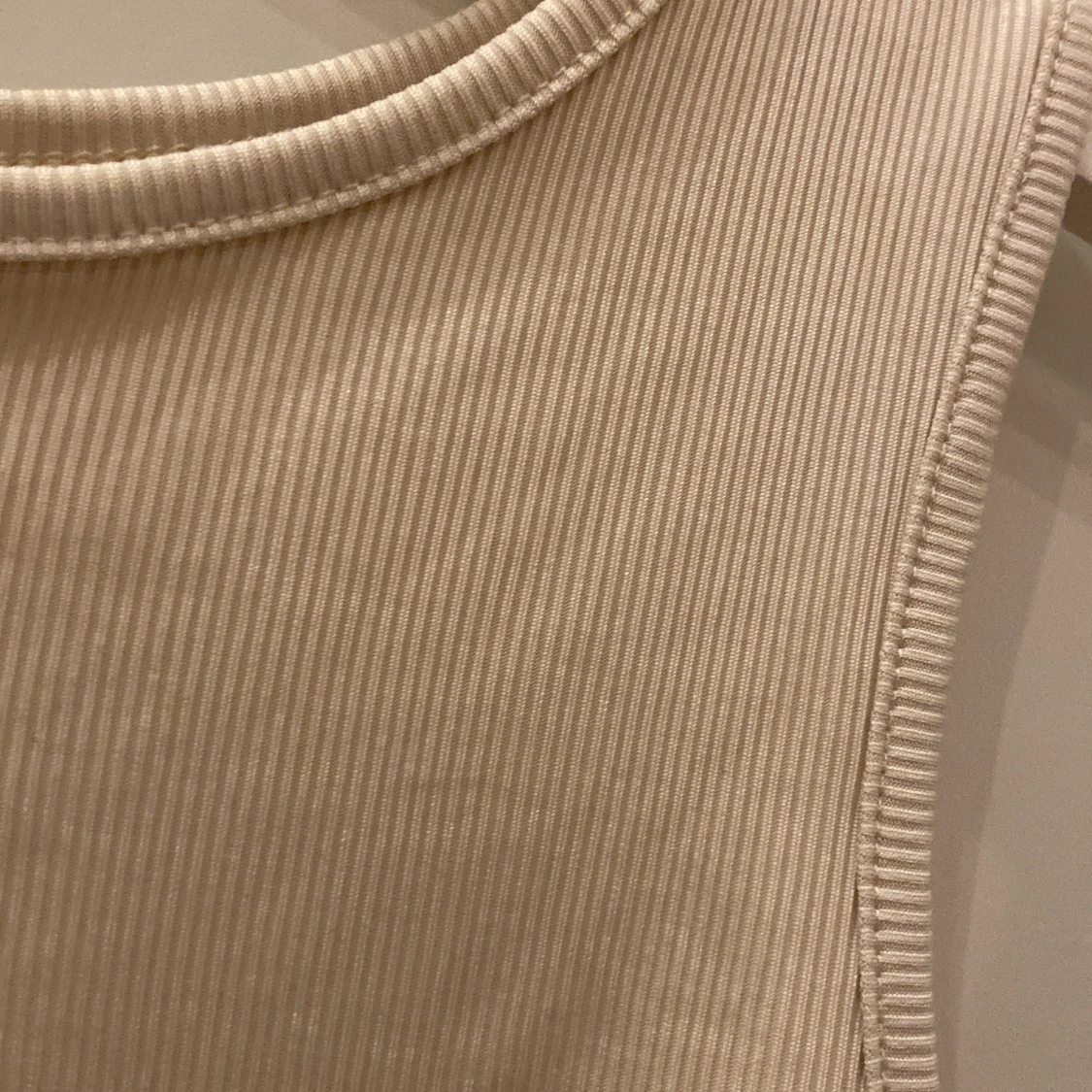 Beige ribbad linnetopp - 90