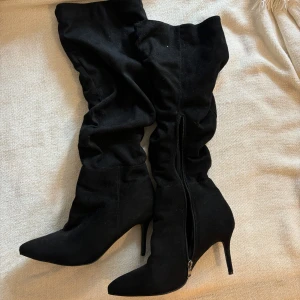 Knähöga stövlar, klackar - Världens snyggaste klackar i sammet, använder dock aldrig. Endast testade hemma, storlek 39 köparen står för frakten 🖤