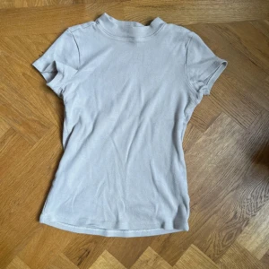 Beige t-shirt - Säljer denna beiga t-shirt från Sinsay. T-shirten sitter ganska tajt och är smått figursydd❤️☺️