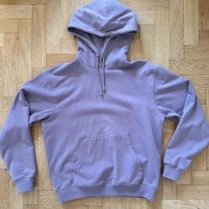 Stockholm Surfboard Club logo hoodie, M - Unisex hoodie Lila, ljust lila text 100% heavy cotton  I gott skick! 