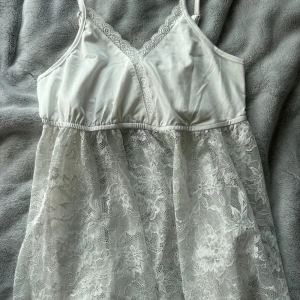 Spets linne stl xs - Vitt spetslinne i storlek xs. Aldrig använd, inga defekter. 