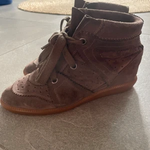 Isabel marant skor bobby - Intresekoll!! Säljer dessa jättefina Marant skorna i modellen Bobby som är mer lättanvända än Beckett och väldigt trendiga! Jättefint skick! Nypris 5900