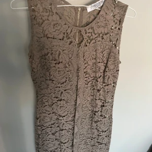 Beige/brun klänning - Beige brun klänning i spets. Fint skick