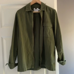 Topman khaki overshirt - Säljer en tvär fet overshirt från topman i storlek M, passar jävligt bra nu på hösten modellen är 183 cm och väger 73 kg