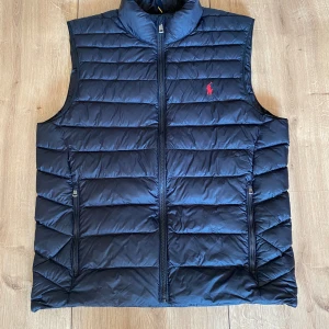 Ralph Lauren väst  - Säljer nu min Ralph Lauren väst då jag lite glömt att jag haft den. Köpte den ny i våras, anledning till att qr kod inte är där e för den äldre modell. Jag har använt den runt 10 gånger. Ny pris runt 3595, mitt pris 1649kr Ej hugget i sten