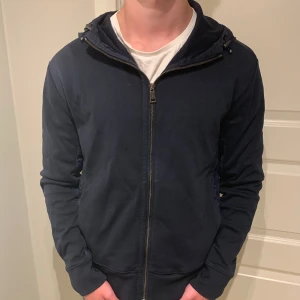 Ralph Lauren | Cardigan - Säljer denna fina Ralph Lauren cardiganen som är perfekt till golfrundorna eller bara ha i höst! | Fint skick utan skador! | Storlek M. | Ställ gärna frågor innan du köper!