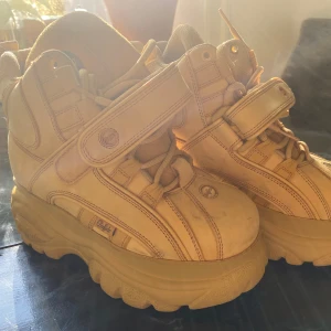 Klassiska Buffalo - Använda ett par få gånger, något slitna men annars väldigt fräscha. 