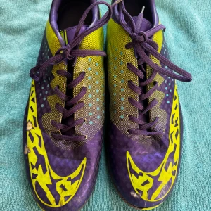 Fotboll skor  - Nästan nya fotboll skor! Storlek 44 Du får alla för 300kr 