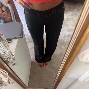 Kostymbyxor med detaljer - Supersnygga kostymbyxor med detaljer vid midjan. 🩷