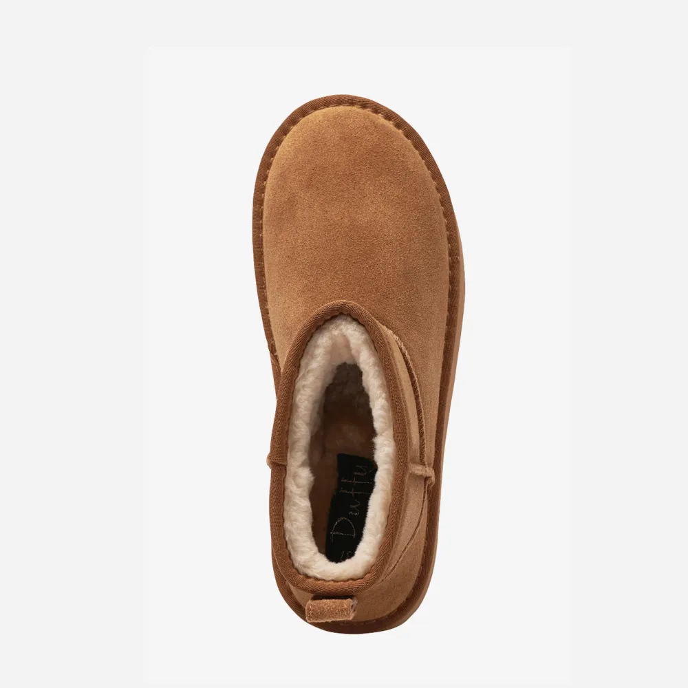 Super sköna och varma boots inför hösten/vintern. Köpta på Jackie - Mallofscandinavia. Super lika Uggs ultra mini platform. Jag har storlek 38 men dessa passar jätte på mig! . Skor.