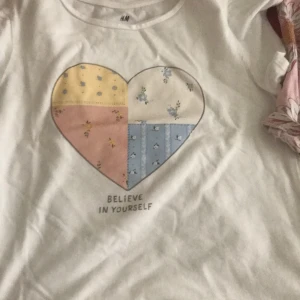  använt i fint skick t tröja  - Storlek fyra till sex år