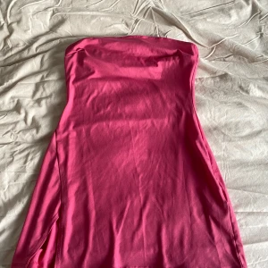 Rosa tubklänning  - En rosa KORT tubklänning från Nelly i storlek S, köpt på vinted men var för kort för min smak. Passar nästan mer som en topp, annars verklige fin rosa färg med en slit🎀