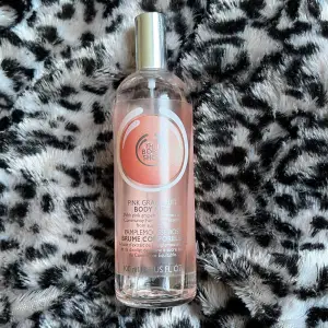 Säljer denna pink grapefruit body most från body shop, ungefär hälften kvar (du kan se på andra bilden). Nypris 150kr💓💓