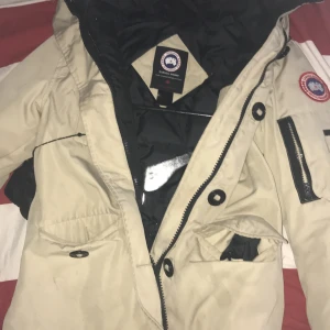 Ja Kanada goose äkta med streckkod och sådant och nummer -  Fint skick är  denna underbart härliga Canada goose jacka För henne för hösten och vintern  Status