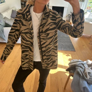 Zadig Voltaire jacka - En jacka från Zadig Voltaire som är knappt använd och i jättebra skick!