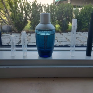 Hugo Boss Dark Blue  - Säljer samples av Hugo Boss Dark Blue. Denna doft är väldigt maskulin och lätt att gilla🤩. Bra att testa innan man köper. Noterna på sista bilden. 2 ml: 19 kr, 3 ml:24 kr, 5 ml: 39 kr, 10 ml: 69 kr. DM om vilken storlek ni vill ha. 