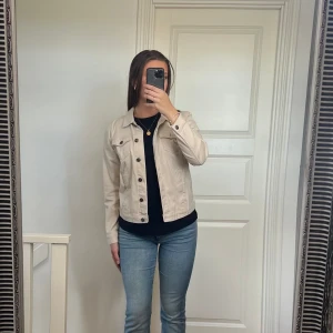 ❤️‍🔥Jeansjacka ❤️‍🔥 - Beige jeansjacka som inte används❣️ nyskick och säljer billigt ✨