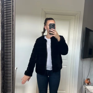 Pälsjacka - Svart (fejk) ”päls”jacka i bra skick ❤️