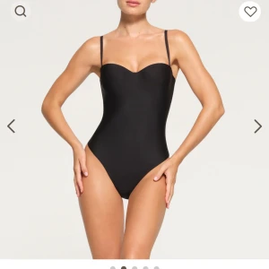 Skims body  - Skims body använt få gånger, går ta upp banden ha som top. Köparen står för frakten 