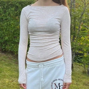 Beige långärmad topp  - Beige långärmad topp från Nelly Använd ca 1 gång