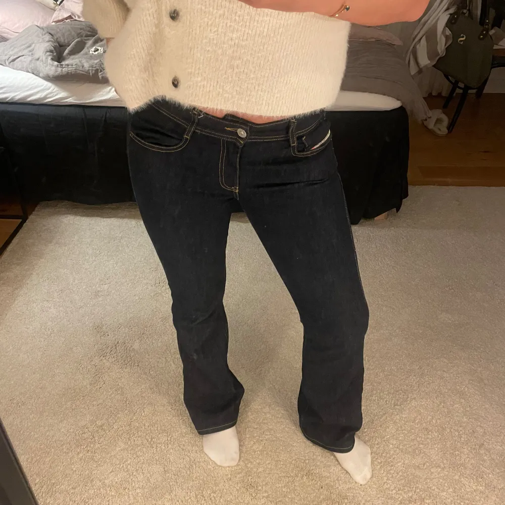 Säljer dessa oanvända diesel jeans som tyvärr inte kommer till användning då dom är för små😕 Dom är slim low waist bootcut, och storlek 28/32 men lite sytt upp de så de passar mig som är 170 cm❣️ de är mörk blåa (ej svarta som bilderna visar pga ljus). Jeans & Byxor.