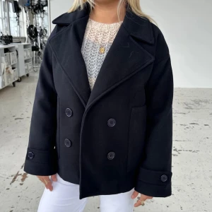 Kappa - Populär kappa från design by si, den är använd men ändå i gott skick! Beroende på passform man söker kan storleken funka för xs-l!! Nypris 757:-❤️