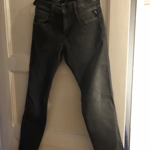 Replay Jeans (HELT NYA!) - Hej! Säljer nu dessa Replay Anbass som är helt nya och oanvända! Det är storlek W30 L34 men de är ”HYPERFLEX” och kan töjas.   Kom med ett bud! Bara att skriva om du har frågor eller vill ha fler bilder