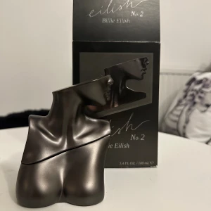 Billie Eilish parfym No. 2  - Endast testsprutad en gång annars helt ny! 100 ml. Ord pris på kicks 920kr. 