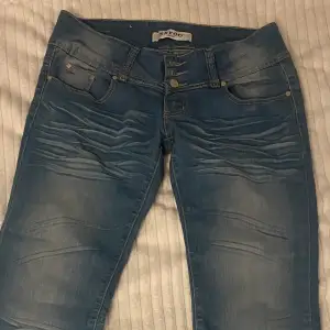 Säljer jättefina lågmidjade, blå bootcut jeans. 