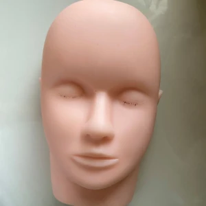 Träningshuvud för smink - Säljer ett träningshuvud i mjukt material, perfekt för att öva makeup-looks/fransförlängning 🩷