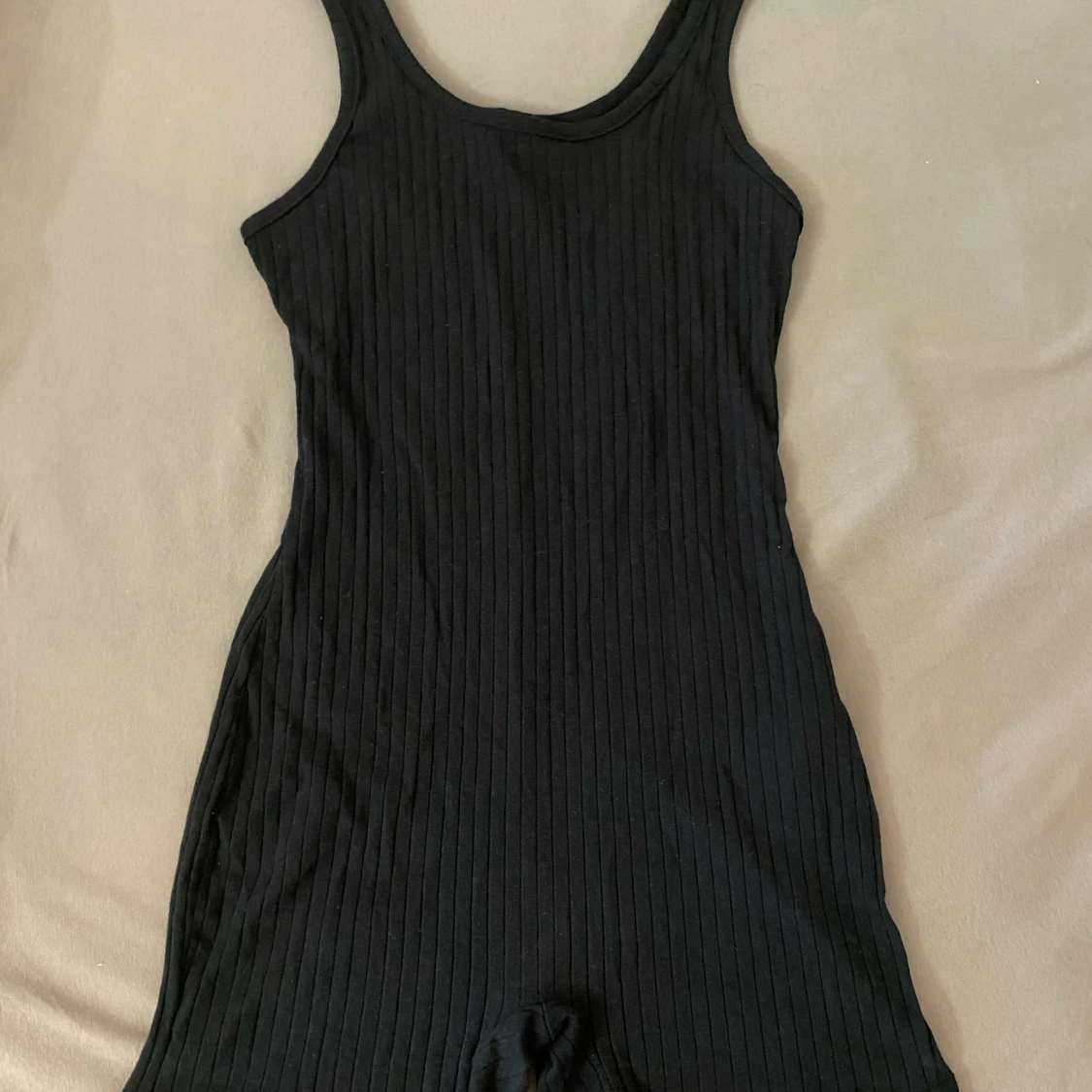 Svart ribbad onesie - 91