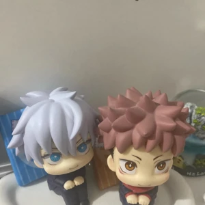 Gojo x Yuji Look Up figure - Har allt deras sak kvar, i ett väldigt bra skick. Har alltid varit på hylla. Den här är limited edition eftersom det kommer med 2 pads som ni kan ser bakom 2 lookup figure. Säljer INTE enskilda tyvärr😅 