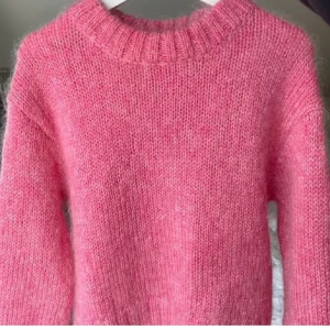 Rosa stickad tröja🩷 - Funderar på att sälja min rosa wool/alpaca tröja från hm! Färgen är ungefär som första bilden, säljer endast för bra pris! TRYCK EJ PÅ KÖP NU!!!🩷