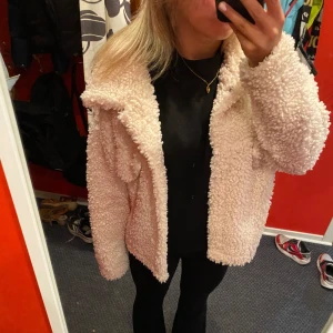 Teddy jacka - Jättefin höstjacka i teddy material. Från Gina, finns inte kvar på hemsidan!💞