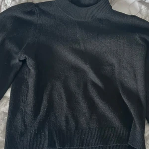 Stickad tröja - Svart stickad från JDY. Använd med i väldigt bra skick. Stl M men passar xs/s