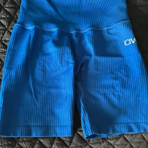 Gym shorts - Blåa gym shorts från iciw. Endast använda fåtal gånger. Köpta för ca 500. Stl M