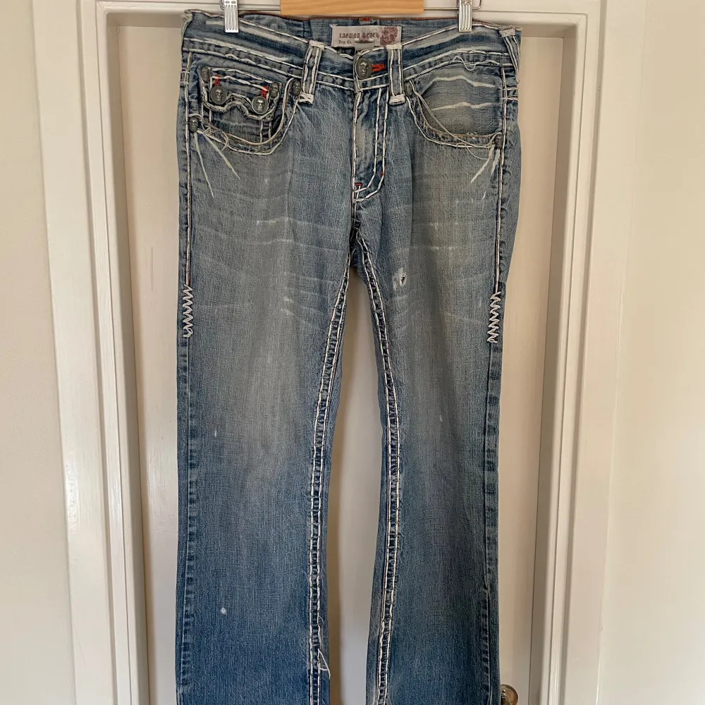 Size 32 dom sitter perfekt om man gillar den stilen, d från märket Laguna Beach🏝️🍹perfekt för o softa på stranden😎🤙. Jeans & Byxor.