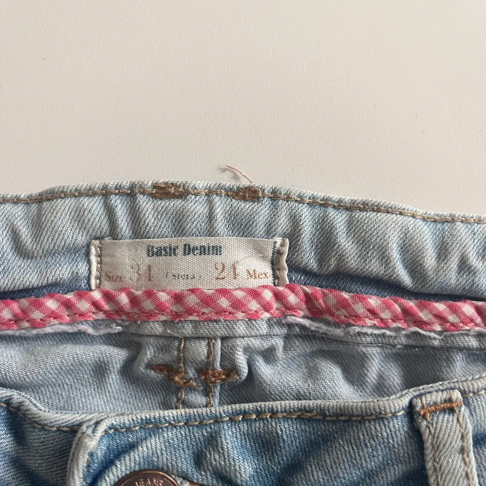 Säljer ett par snygga blå lågmidjade jeansshorts från Basic Denim💗 Storlek 34 och i mycket bra skick 💓. Shorts.