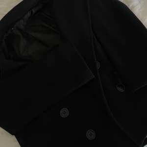 Design By Si Kappa - Populär Design by Si Kappa i marinblå. Väl använd med ändå i väldigt bra skick motsatt från ett hål i inne tyget under den vänstra armen, inget som syns på utsidan och går enkelt att sy igen. Ge gärna prisförslag🫶🏼