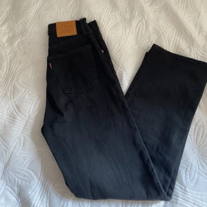 Levi’s jeans - Super snygga Levi’s jeans i modellen ribcage straight.🤩🌸 Materialet är super skönt och dom sitter så snyggt på!😍😍 Använda ett fåtal gånger. Nypris 1299 kr.💕  Meddela mig för mer info🌸💕