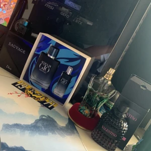 Parfym  - Vil du byta någon har valentino bort in Roma intensly 90ml kvar . Paradise garden 85ml kvar . Aqua di gio profondo den stora är det 55ml lilla 13ml