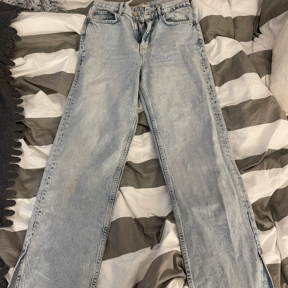 Två jeans i ett, det går såklart att köpa ett par också men priset är för båda tillsammans. Det är bara att höra av sig innan bara vill ha ett par vad priset blir då. . Jeans & Byxor.