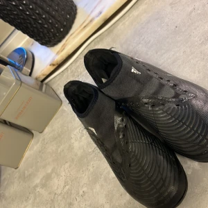 Adidas fotbollsskor  - Hej säljer nu dessa adidas predator skor dom är i bra skick någon skråma här och där men annars dra skor! 