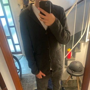 Stickad kavaj - Tja, säljer nu denna skitsnygga stickade kavajen från pier one. Den är i storlek S och jag på bilden är 183 cm. Om du har några funderingar är det bara höra av dig. Mvh