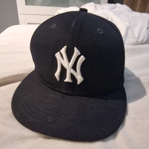 New era keps - En as snygg keps i bra skick i size 7 1/8 köpt för 600kr säljs för 300 priset är ej huget i sten !