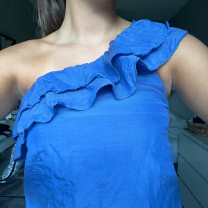 One shoulder klänning - Super söt one shoulder klänning! Den är i storlek m men skulle säga att den är ganska liten i storlek och därmed även passar s💕