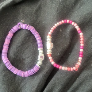 Armband handgjorda! Köp jätte Järna jag skulle bli jätte glad! Jag kommer göra fler så checka in kontot om ett tag? - Dom håller bra och dom är stretchiga.