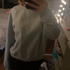 Ljusgrön sweatshirt - Ljusgrön sweatshirt ifrån lager157!💕Strolek M, men passar Xs-M!